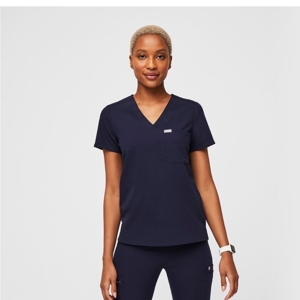 Figs Catarina One-pocket scrub top. Navy.
